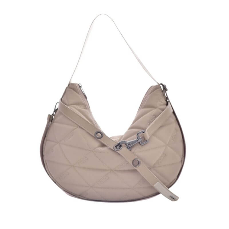 Γυναικεία τσάντα ώμου και χιαστί 4170 BG της FRNC .Αποτελεί μια σύγχρονη και κομψή επιλογή για καθημερινές εμφανίσεις με άνεση και στυλ. Ο καπιτονέ σχεδιασμός της σε μπεζ απόχρωση, σε συνδυασμό με το ανάγλυφο λογότυπο FRNC, δημιουργεί μια διαχρονική αισθητική που ταιριάζει εύκολα με κάθε outfit.