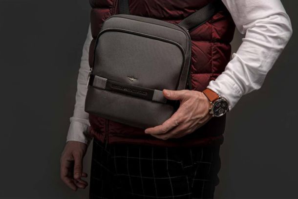 &Alpha;&nu;&delta;&rho;&iota;&kappa;ά &alpha;&xi;&epsilon;&sigma;&omicron;&upsilon;ά&rho; - &Rho;&omicron;&lambda;ό&iota; &kappa;&alpha;&iota; &Tau;&sigma;&alpha;&nu;&tau;ά&kappa;&iota;