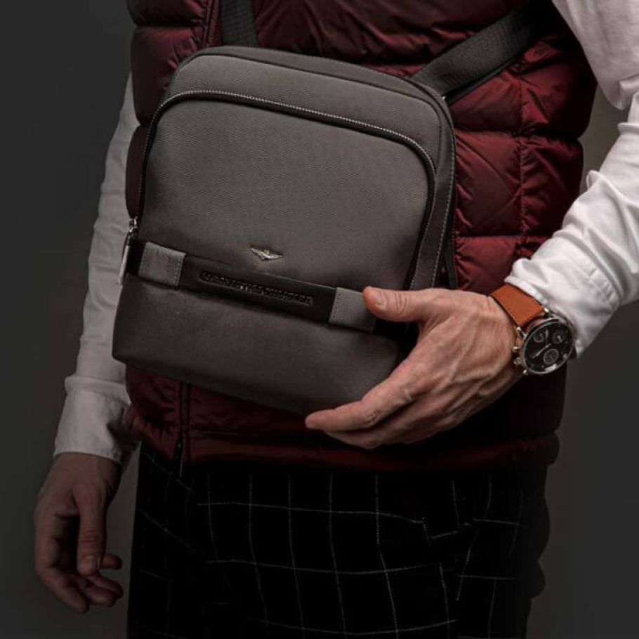 &Alpha;&nu;&delta;&rho;&iota;&kappa;ά &alpha;&xi;&epsilon;&sigma;&omicron;&upsilon;ά&rho; - &Rho;&omicron;&lambda;ό&iota; &kappa;&alpha;&iota; &Tau;&sigma;&alpha;&nu;&tau;ά&kappa;&iota;